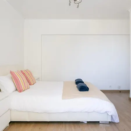 Two-bedroom Beachfront With Pool - Apartment *